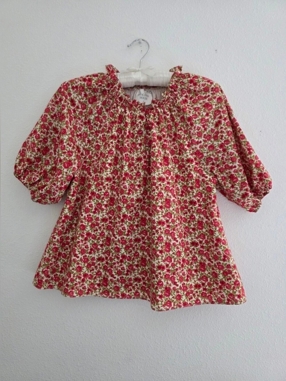 Hyacinth House by Tuckernuck Emily Red Floral Peasant Three Buttons Blouse Sz S